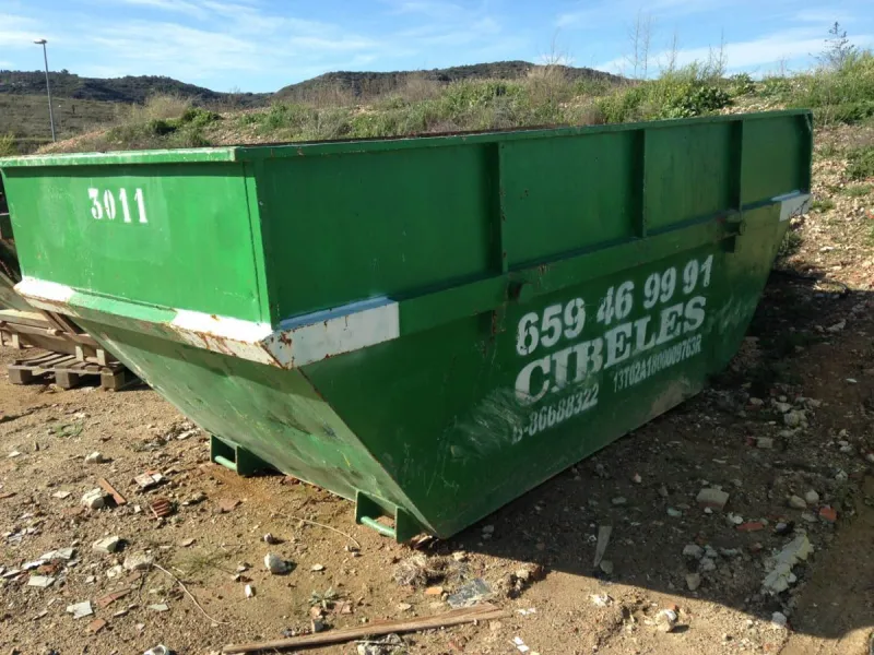 Contenedor verde de Cibeles en la vía pública