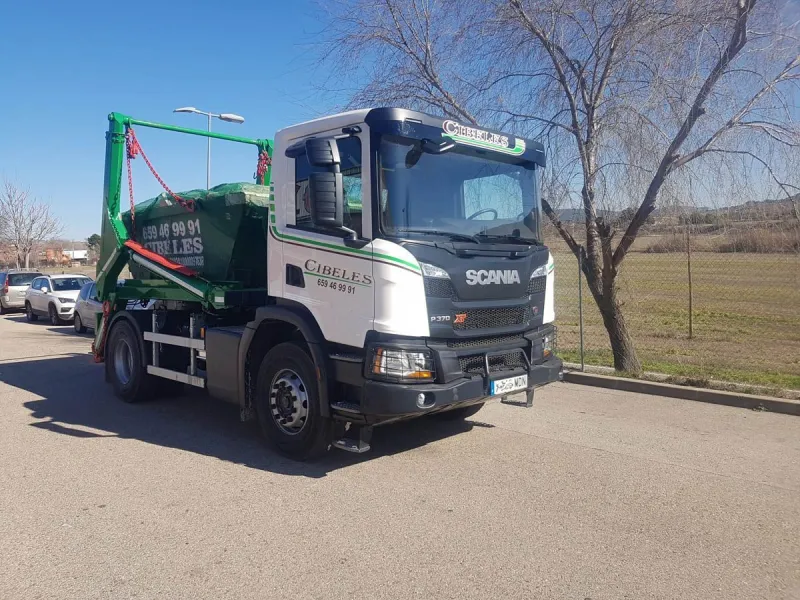 Camión portacontenedores Cibeles con contenedor verde cargado